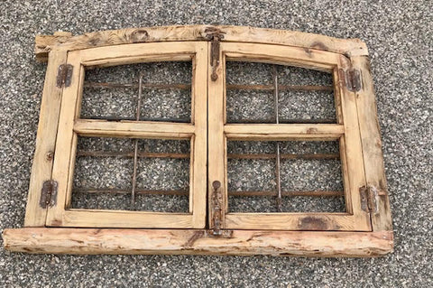 Ventana de madera con reja