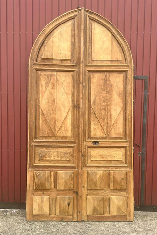 Portón de madera con arco gotico