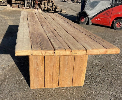 Mesa construida con vigas de madera recuperadas